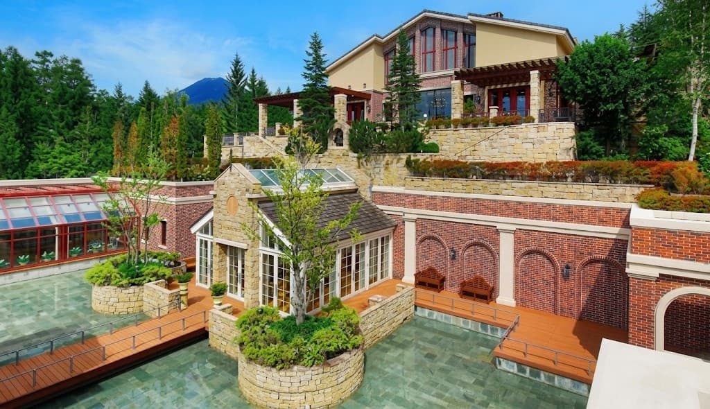 エクシブ蓼科 リゾート施設の外観と庭園・プール