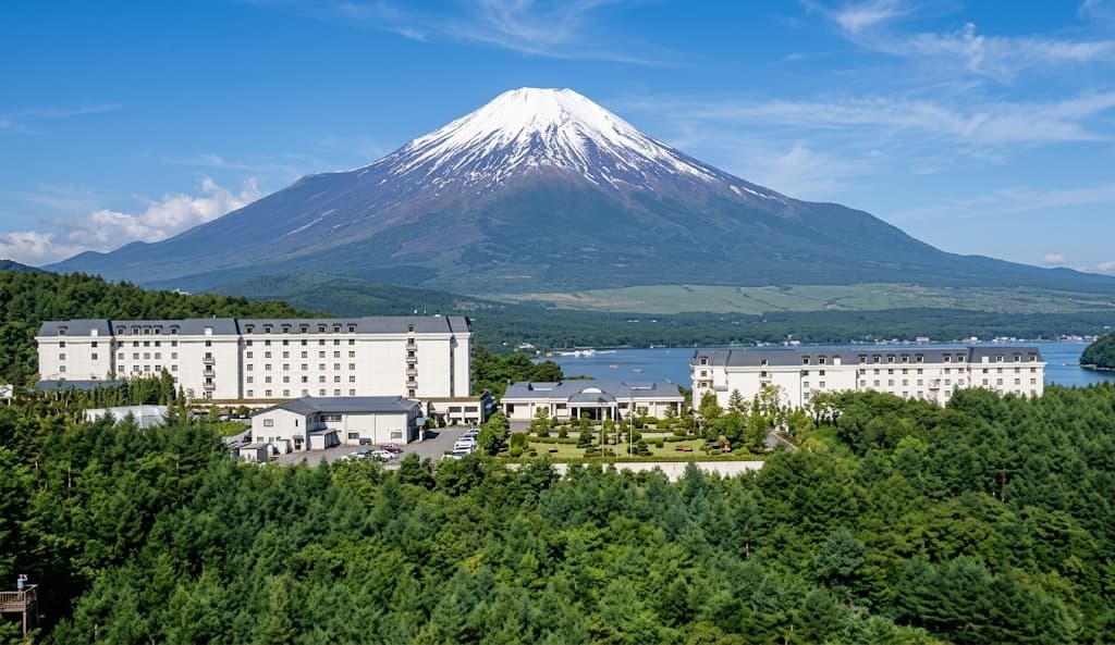 エクシブ山中湖 ホテル外観と富士山・山中湖の眺望